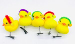 Broche de patitos invierno
