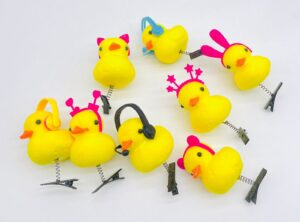 Broche de patitos con accesorios