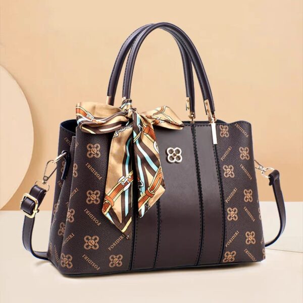 Cartera marca con dorado